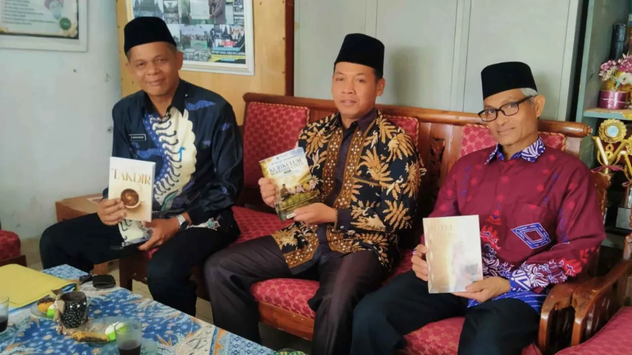 Pengawas Madrasah Laksanakan Pembinaan Administrasi Awal Tahun Ajaran 2026/2027 di MA Miftahul Huda Lampung Barat